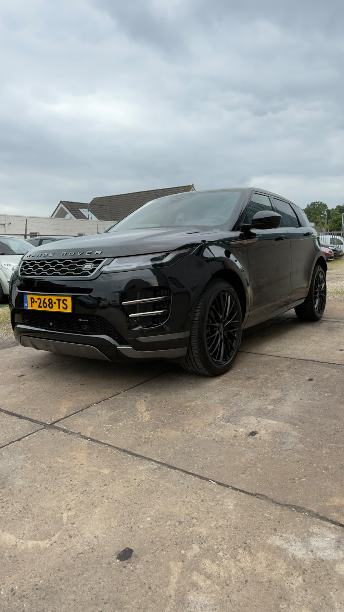 Zwarte auto na exterieurbehandeling